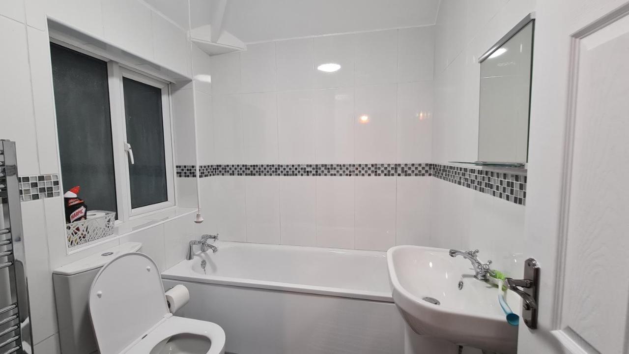 Spacious 3 Bedroom House, 6 Beds In Spondon, Derby With Parking Extérieur photo